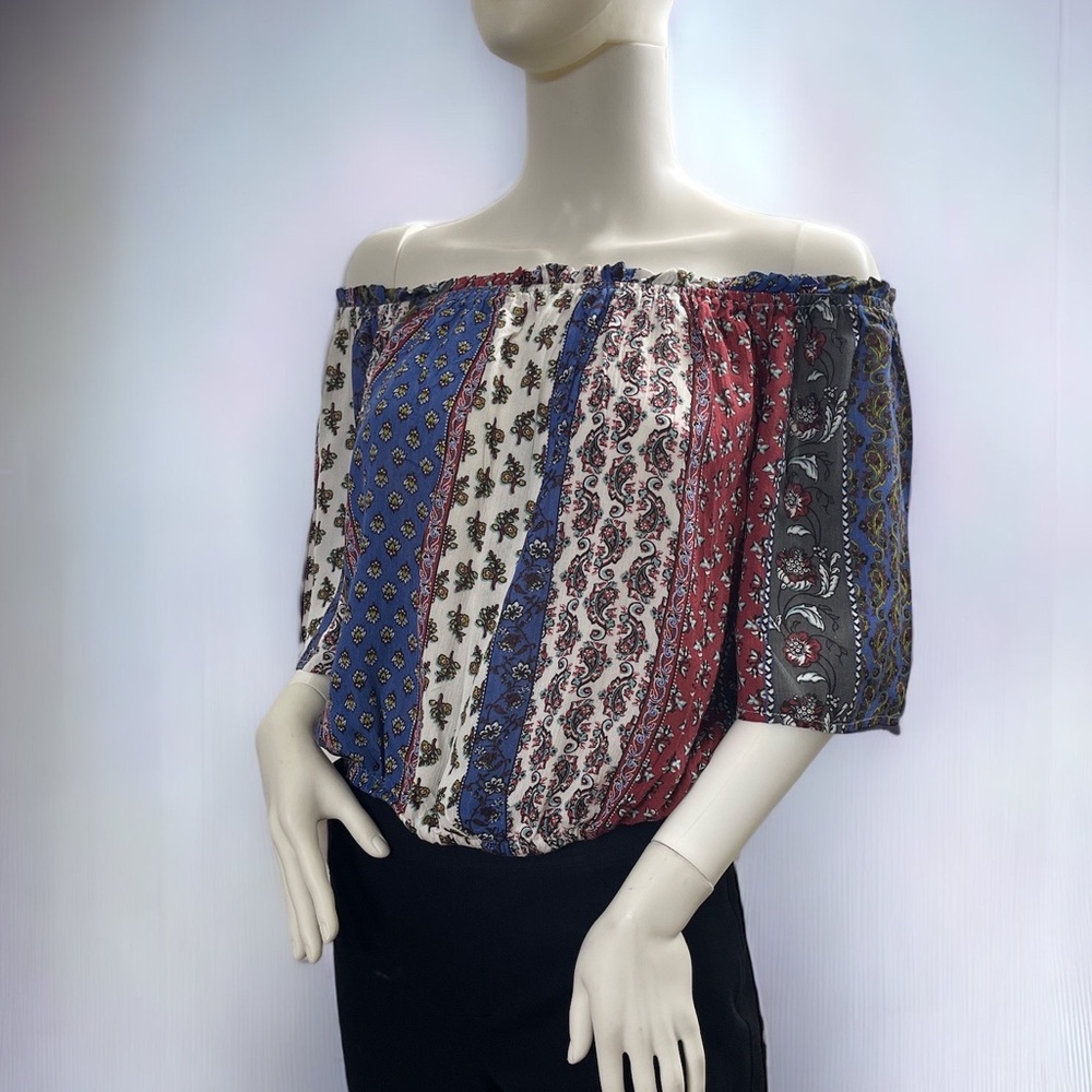 Blouse 👚 40% off $ 8.00